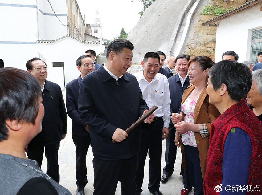 4月24日下午，中共中央總書記、國家主席、中央軍委主席習(xí)近平來到緊鄰三峽大壩的宜昌市夷陵區(qū)太平溪鎮(zhèn)許家沖村，了解這個移民村的變遷和發(fā)展特色產(chǎn)業(yè)等情況。這是習(xí)近平接過村民洗衣用的棒槌，與村民親切交流。新華社記者 鞠鵬 攝