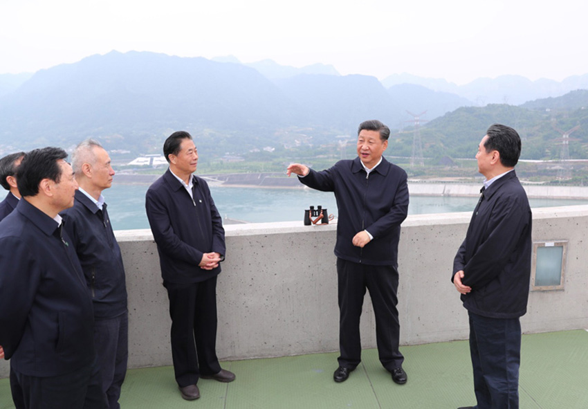 4月24日下午，中共中央總書記、國家主席、中央軍委主席習(xí)近平來到三峽大壩，詳細(xì)了解三峽工程建設(shè)、發(fā)電、水利、通航、生態(tài)保護(hù)等方面的情況。這是習(xí)近平在壩頂察看三峽工程全貌和壩區(qū)周邊生態(tài)環(huán)境。新華社記者 謝環(huán)馳 攝