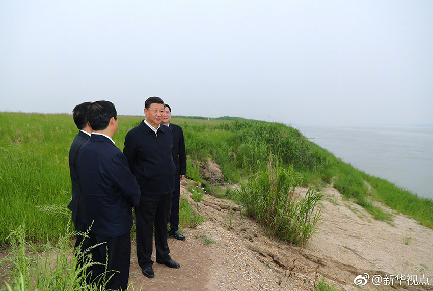 4月25日下午，中共中央總書記、國家主席、中央軍委主席習近平乘船考察長江，抵達石首港。隨后，驅車一個多小時來到湖南岳陽，考察位於長江沿岸的岳陽市君山華龍碼頭。這是習近平察看非法砂石碼頭整治復綠情況。新華社記者 謝環馳 攝