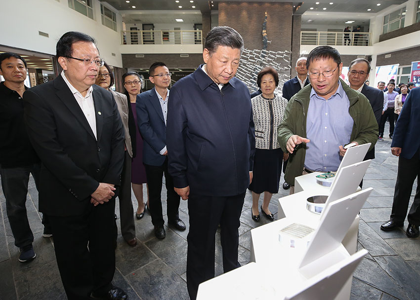 5月2日，中共中央總書記、國家主席、中央軍委主席習近平來到北京大學考察。這是習近平在北京大學金光生命科學大樓一層大廳仔細察看科研裝置和實物模型。新華社記者姚大偉攝