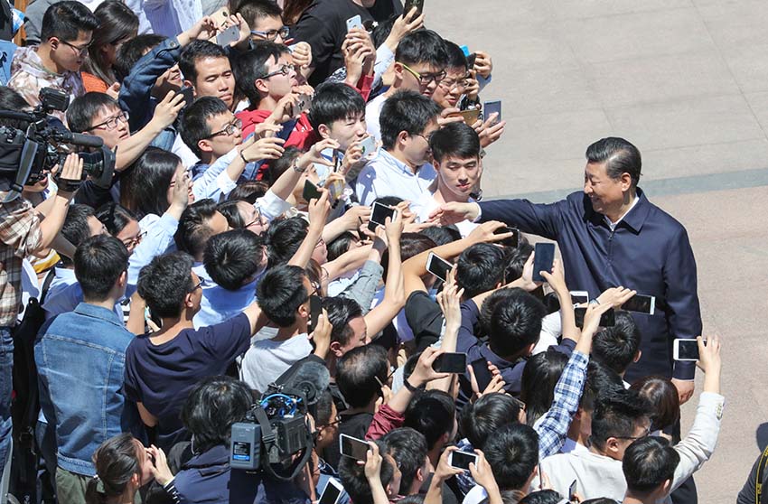 5月2日，中共中央總書記、國家主席、中央軍委主席習(xí)近平來到北京大學(xué)考察。這是習(xí)近平離開學(xué)校時(shí)同道路兩旁師生親切握手。 新華社記者王曄攝
