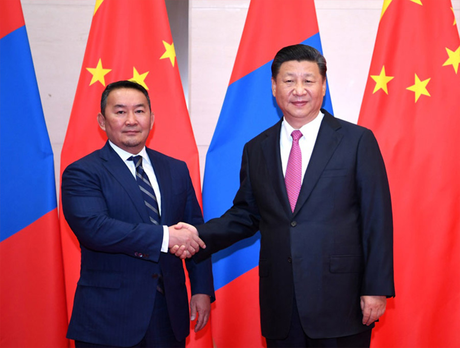 6月10日，國(guó)家主席習(xí)近平在青島會(huì)見蒙古國(guó)總統(tǒng)巴特圖勒嘎。新華社記者 燕雁 攝