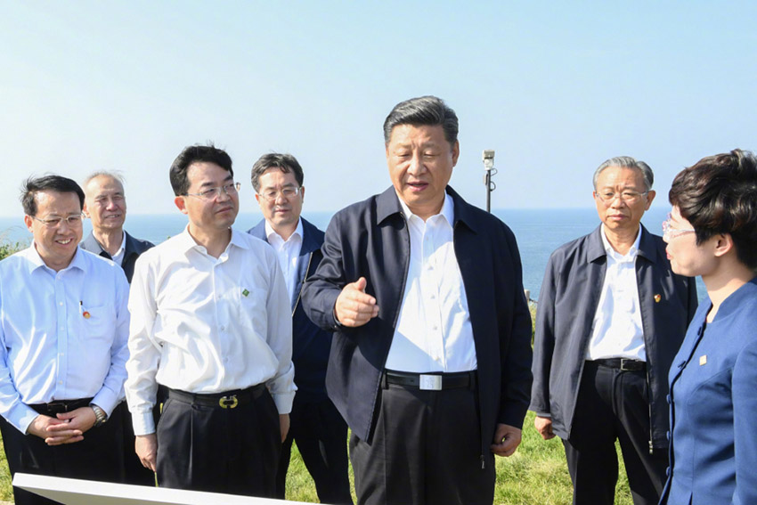 6月12日，中共中央總書記、國家主席、中央軍委主席習近平在山東威海考察。這是習近平在膠東（威海）黨性教育基地劉公島教學區(qū)察看北洋海軍炮臺遺址。新華社記者 李學仁 攝