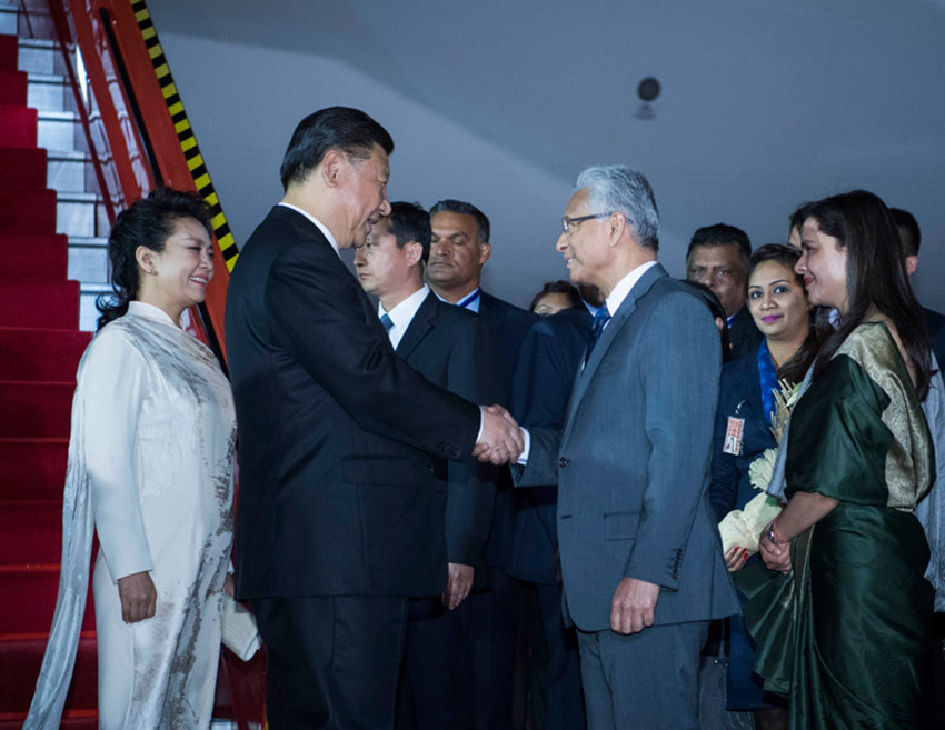 7月27日，國家主席習(xí)近平抵達(dá)毛裡求斯共和國，過境並進(jìn)行友好訪問。習(xí)近平和夫人彭麗媛在機場受到毛裡求斯總理賈格納特和夫人科比塔的熱情迎接。新華社記者 李學(xué)仁 攝