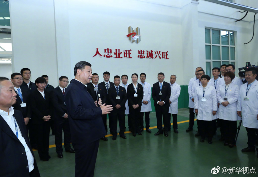 9月27日，中共中央總書記、國家主席、中央軍委主席習(xí)近平在遼寧考察。這是習(xí)近平在遼寧忠旺集團(tuán)與員工親切交流。新華社記者 鞠鵬 攝