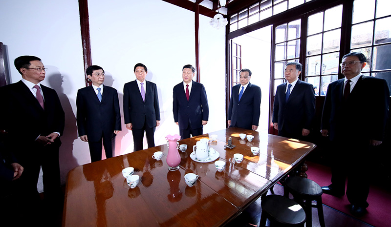 2017年10月31日，中共中央總書記、國(guó)家主席、中央軍委主席習(xí)近平帶領(lǐng)中共中央政治局常委李克強(qiáng)、栗戰(zhàn)書、汪洋、王滬寧、趙樂際、韓正，瞻仰上海中共一大會(huì)址和浙江嘉興南湖紅船。這是31日上午，習(xí)近平等在上海瞻仰中共一大會(huì)議室原址。新華社記者 蘭紅光 攝