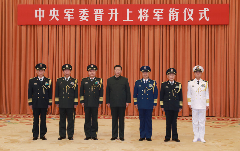 2017年11月2日，中央軍委晉升上將軍銜儀式在北京八一大樓隆重舉行。中央軍委主席習(xí)近平向晉升上將軍銜的中央軍委委員、中央軍委紀(jì)律檢查委員會書記張升民同志頒發(fā)命令狀。這是儀式結(jié)束后，習(xí)近平等領(lǐng)導(dǎo)同志同張升民合影留念。新華社記者 李剛 攝