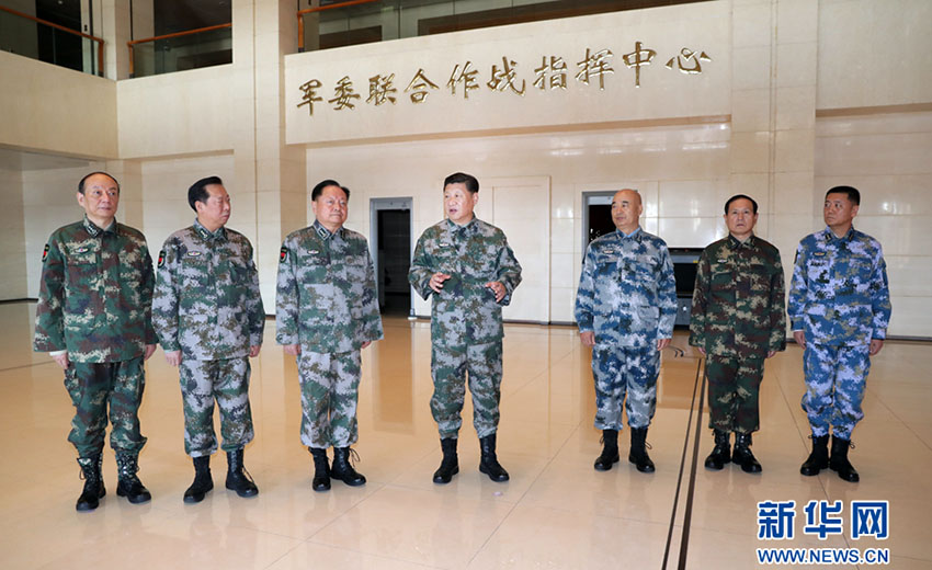 2017年11月3日，中共中央總書記、國家主席、中央軍委主席、軍委聯(lián)指總指揮習(xí)近平視察軍委聯(lián)合作戰(zhàn)指揮中心，表明新一屆軍委貫徹落實(shí)黨的十九大精神、推動(dòng)全軍各項(xiàng)工作向能打仗、打勝仗聚焦的鮮明態(tài)度。這是習(xí)近平帶領(lǐng)軍委一班人研究軍委聯(lián)指中心建設(shè)情況。新華社記者 李剛 攝