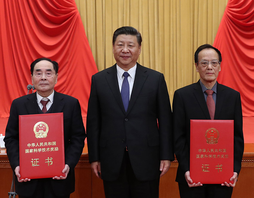 2018年1月8日，國家科學(xué)技術(shù)獎(jiǎng)勵(lì)大會(huì)在北京人民大會(huì)堂隆重舉行。中共中央總書記、國家主席、中央軍委主席習(xí)近平向獲得2017年度國家最高科學(xué)技術(shù)獎(jiǎng)的南京理工大學(xué)王澤山院士（右）和中國疾病預(yù)防控制中心病毒病預(yù)防控制所侯雲(yún)德院士（左）頒發(fā)獎(jiǎng)勵(lì)証書。新華社記者 鞠鵬 攝