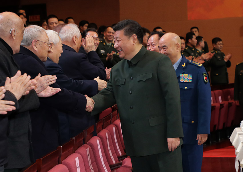 2018年2月2日，中央軍委慰問駐京部隊(duì)老干部迎新春文藝演出在北京舉行。中共中央總書記、國家主席、中央軍委主席習(xí)近平，向在座的軍隊(duì)老同志，向全軍離退休老干部，致以節(jié)日問候和新春祝福。新華社記者 李剛 攝