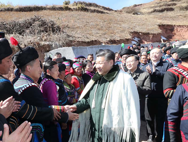2018年2月11日上午，習近平在涼山彝族自治州昭覺縣解放鄉易地扶貧搬遷新村火普村同鄉親們親切握手。 新華社記者 鞠鵬 攝