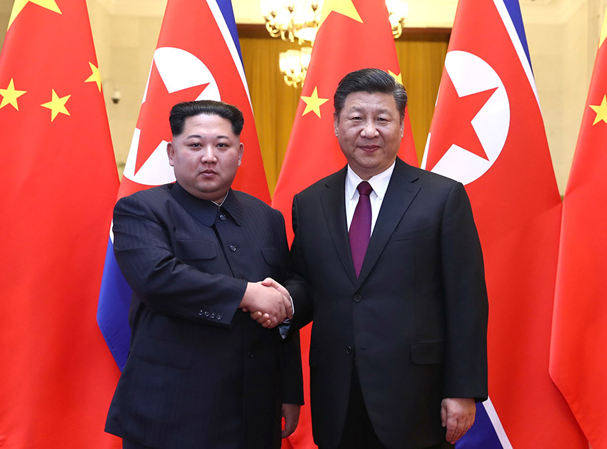 2018年3月25日至28日，應(yīng)中共中央總書記、國家主席習(xí)近平邀請，朝鮮勞動黨委員長、國務(wù)委員會委員長金正恩對我國進(jìn)行非正式訪問。訪問期間，習(xí)近平同金正恩舉行會談。會談前，習(xí)近平在人民大會堂北大廳為金正恩舉行歡迎儀式。新華社記者 鞠鵬 攝