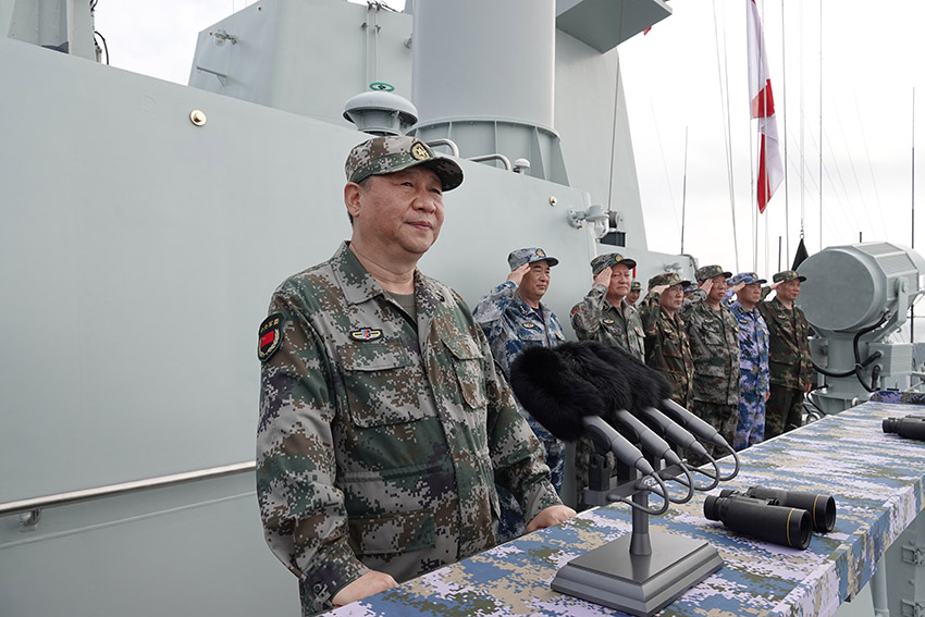 2018年4月12日上午，中央軍委在南海海域隆重舉行海上閱兵，展示人民海軍嶄新面貌，激發強國強軍堅定信念。中共中央總書記、國家主席、中央軍委主席習近平檢閱部隊並發表重要講話。這是習近平檢閱海上編隊。新華社記者 李剛 攝