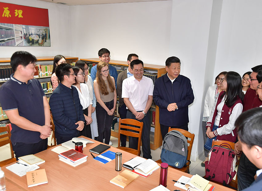 2018年5月2日，中共中央總書記、國家主席、中央軍委主席習(xí)近平來到北京大學(xué)考察。這是習(xí)近平在北京大學(xué)馬克思主義學(xué)院，與正在就“解讀新時代”進(jìn)行座談交流的中外學(xué)生親切交談。新華社記者 李濤 攝