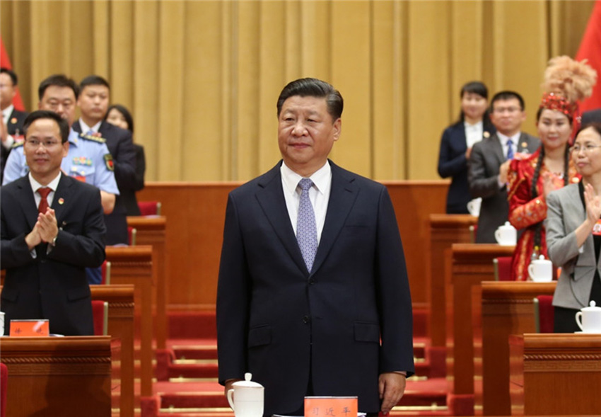 2018年6月26日，中國共產主義青年團第十八次全國代表大會在北京人民大會堂開幕。這是中共中央總書記、國家主席、中央軍委主席習近平在主席臺向與會代表致意。新華社記者 姚大偉 攝