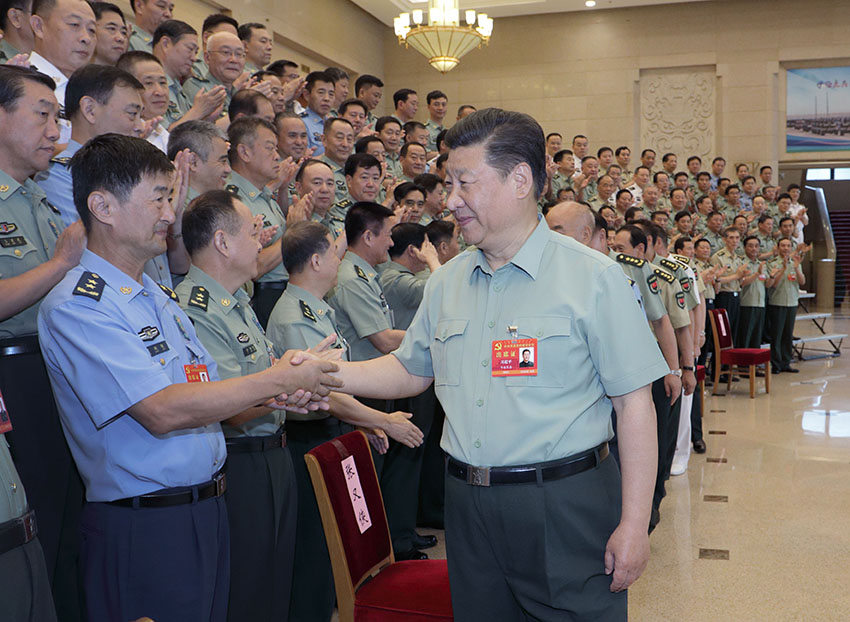 中央軍委黨的建設(shè)會議2018年8月17日至19日在北京召開。中共中央總書記、國家主席、中央軍委主席習(xí)近平出席會議並發(fā)表重要講話。這是習(xí)近平親切接見會議代表。 新華社記者 李剛  攝