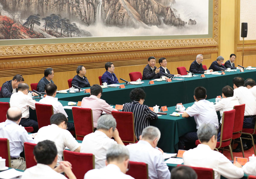 2018年8月27日，中共中央總書記、國(guó)家主席、中央軍委主席習(xí)近平在北京人民大會(huì)堂出席推進(jìn)“一帶一路”建設(shè)工作5周年座談會(huì)並發(fā)表重要講話。 新華社記者 黃敬文 攝