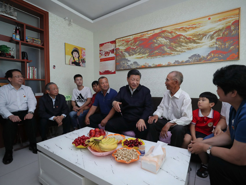 2018年6月12日至14日，中共中央總書記、國家主席、中央軍委主席習(xí)近平在山東考察。這是14日上午，習(xí)近平來到濟(jì)南市章丘區(qū)雙山街道三澗溪村，同村民趙順利一家拉家常。新華社記者 謝環(huán)馳 攝
