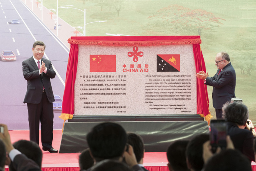 11月16日，國家主席習(xí)近平在莫爾茲比港和巴布亞新幾內(nèi)亞總理奧尼爾共同出席中國援建的獨立大道移交啟用儀式。新華社記者 黃敬文 攝