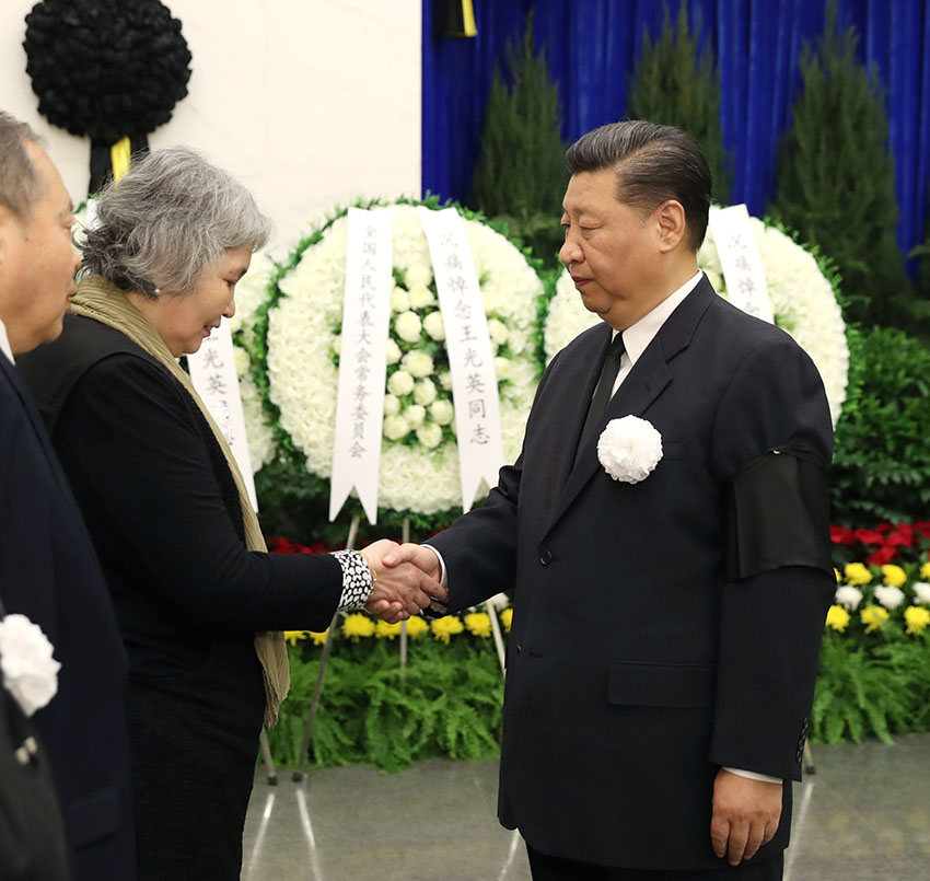 11月2日，王光英同志遺體在北京八寶山革命公墓火化。習(xí)近平、李克強(qiáng)、栗戰(zhàn)書、汪洋、王滬寧、趙樂際、韓正、王岐山、胡錦濤等前往八寶山送別。這是習(xí)近平與王光英親屬握手，表示深切慰問。新華社記者 黃敬文攝