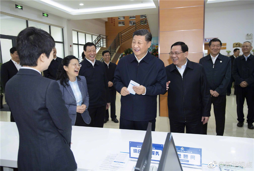 11月6日，中共中央總書記、國(guó)家主席、中央軍委主席習(xí)近平在上海考察。這是習(xí)近平在虹口區(qū)市民驛站嘉興路街道第一分站同工作人員親切交談。 新華社記者 李濤 攝