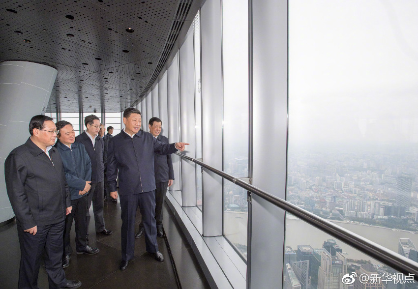 11月6日，中共中央總書記、國家主席、中央軍委主席習(xí)近平在上海考察。這是習(xí)近平在上海中心大廈119層觀光廳俯瞰上海城市風(fēng)貌。 新華社記者 李學(xué)仁 攝