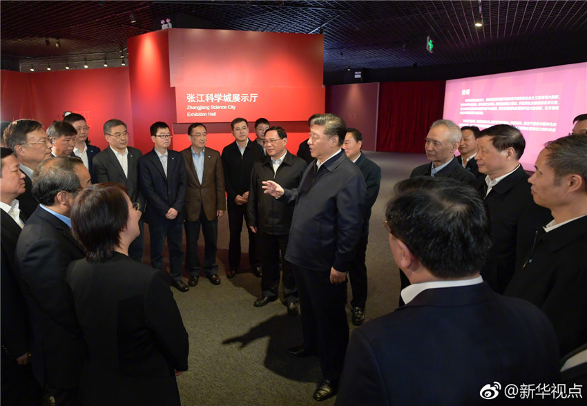 11月6日，中共中央總書記、國家主席、中央軍委主席習(xí)近平在上海考察。這是習(xí)近平在張江科學(xué)城展示廳同在場的科技工作者親切交談。 新華社記者 李學(xué)仁 攝