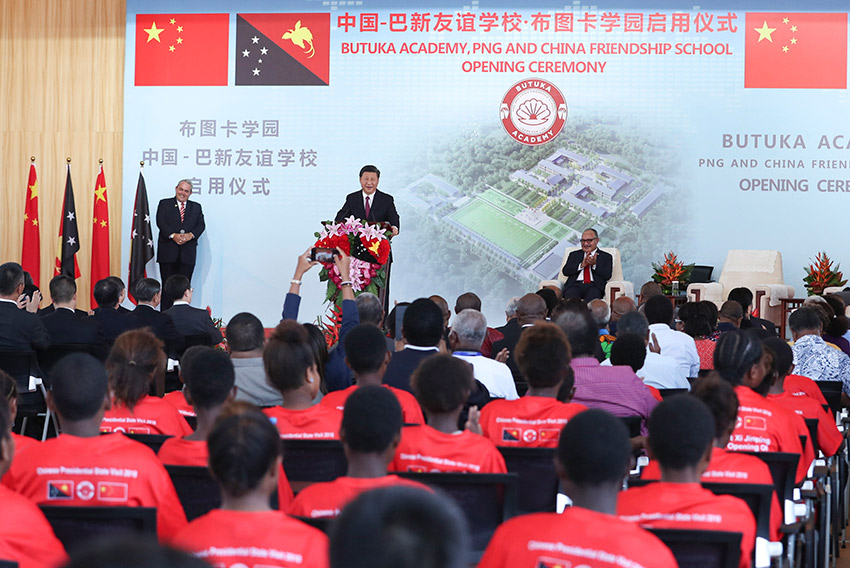 11月16日，國家主席習近平在莫爾茲比港和巴布亞新幾內亞總理奧尼爾共同出席中國援建的布圖卡學園啟用儀式。新華社記者 謝環馳 攝