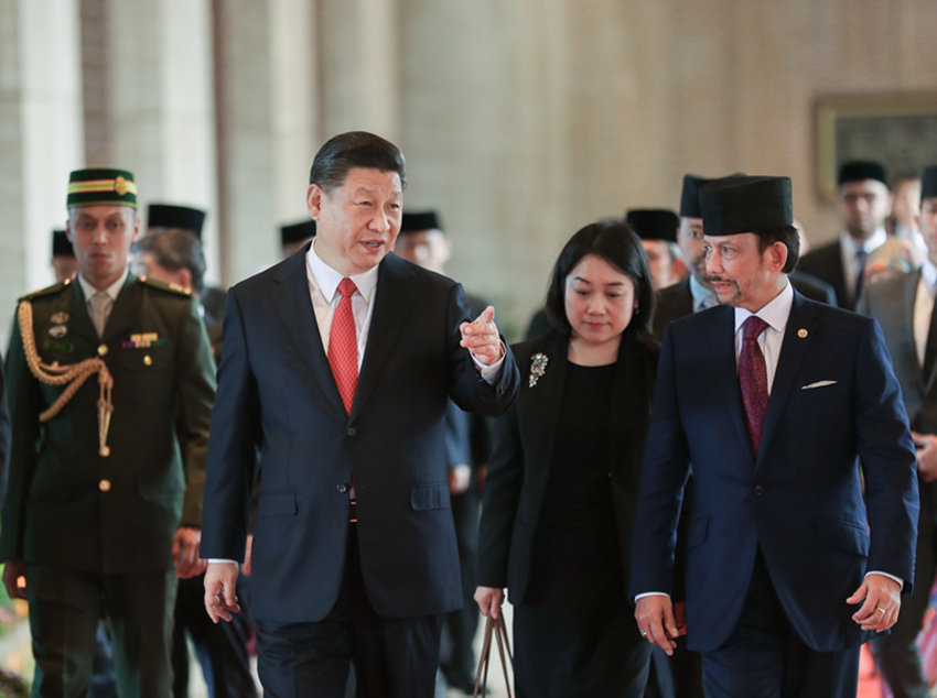 11月19日，國(guó)家主席習(xí)近平在斯裡巴加灣同文萊蘇丹哈桑納爾舉行會(huì)談。這是習(xí)近平同哈桑納爾親切交談。新華社記者 鞠鵬 攝