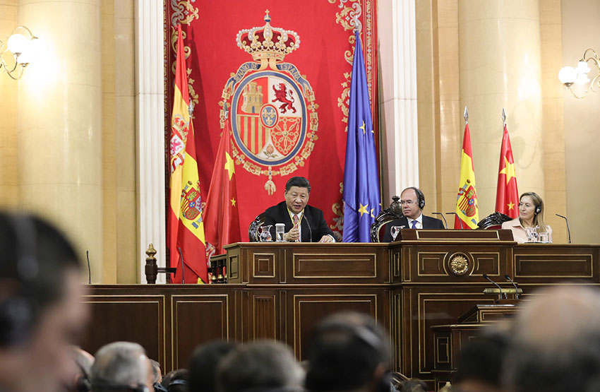 當(dāng)?shù)貢r間11月28日，國家主席習(xí)近平在馬德裡向西班牙參議院、眾議院主要議員發(fā)表講話。 新華社記者 謝環(huán)馳 攝