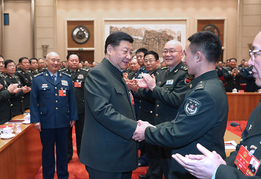 2018年3月12日上午，中共中央總書記、國家主席、中央軍委主席習(xí)近平出席十三屆全國人大一次會議解放軍和武警部隊(duì)代表團(tuán)全體會議。這是會議開始前，習(xí)近平親切接見與會代表。新華社記者 李剛 攝