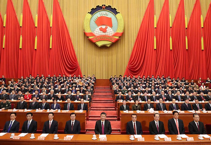 2018年3月15日，中國人民政治協(xié)商會議第十三屆全國委員會第一次會議在北京閉幕。這是習(xí)近平、李克強、張德江、俞正聲、張高麗、栗戰(zhàn)書、王滬寧、趙樂際、韓正等在主席臺就座。新華社記者 丁林 攝