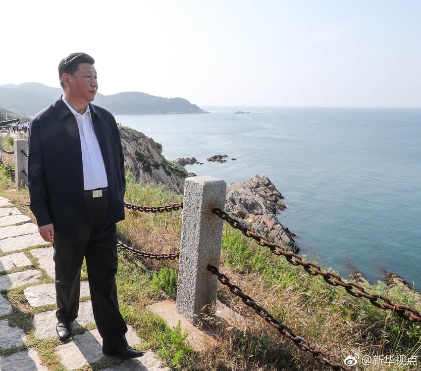 2018年6月12日，中共中央總書記、國(guó)家主席、中央軍委主席習(xí)近平在山東威海考察。這是習(xí)近平在膠東（威海）黨性教育基地劉公島教學(xué)區(qū)察看北洋海軍炮臺(tái)遺址。新華社記者 謝環(huán)馳 攝