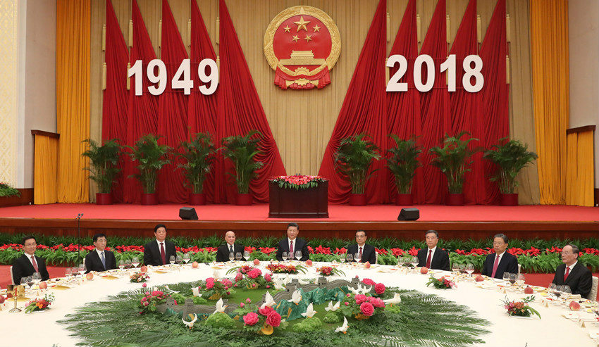 2018年9月30日晚，國務院在北京人民大會堂舉行國慶招待會，熱烈慶祝中華人民共和國成立六十九周年。習近平、李克強、栗戰書、汪洋、王滬寧、趙樂際、韓正、王岐山等黨和國家領導人與中外人士歡聚一堂，共慶佳節。新華社記者 劉衛兵 攝