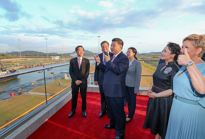 當地時間12月3日，國家主席習近平在巴拿馬城同巴拿馬總統巴雷拉共同參觀巴拿馬運河新船閘。習近平和夫人彭麗媛抵達新船閘時，巴雷拉總統和夫人卡斯蒂略在停車處迎接。這是習近平同正在第一船閘?？康却^閘的中國遠洋海運集團“玫瑰輪”船長通話。 新華社記者謝環馳攝