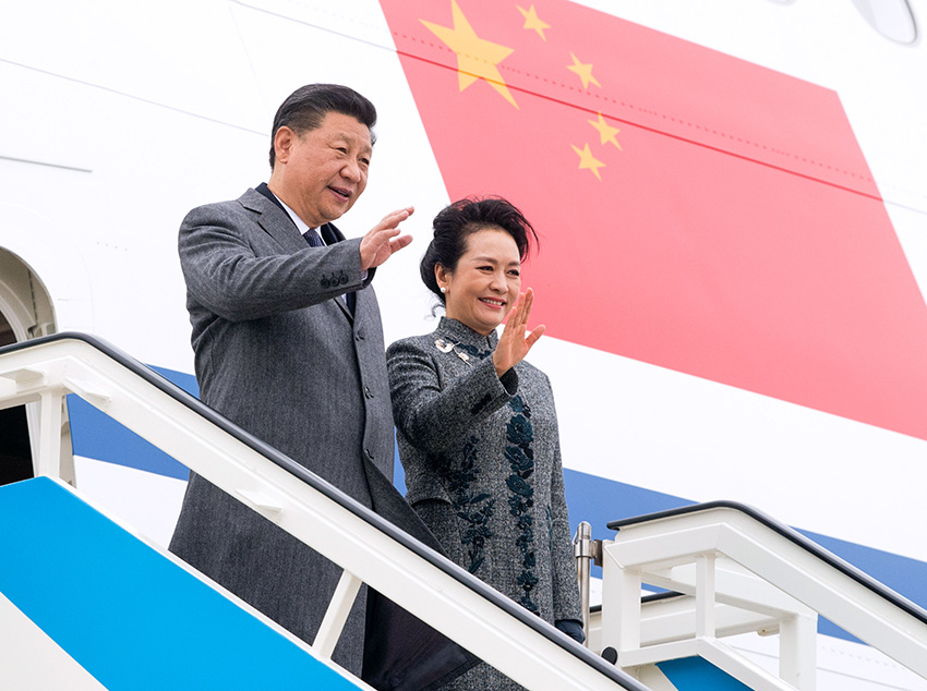 當(dāng)?shù)貢r(shí)間12月4日，國家主席習(xí)近平抵達(dá)裡斯本，開始對(duì)葡萄牙共和國進(jìn)行國事訪問。這是習(xí)近平和夫人彭麗媛步出艙門。 新華社記者李學(xué)仁攝