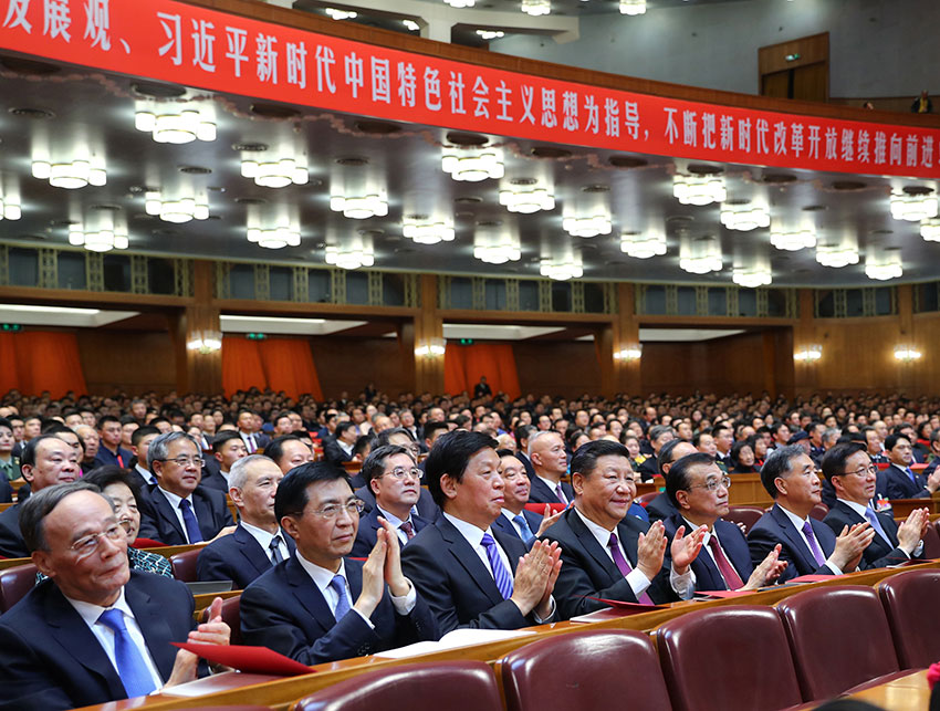 12月14日，慶祝改革開(kāi)放40周年文藝晚會(huì)《我們的四十年》在北京人民大會(huì)堂舉行。習(xí)近平、李克強(qiáng)、栗戰(zhàn)書(shū)、汪洋、王滬寧、韓正、王岐山等黨和國(guó)家領(lǐng)導(dǎo)人，與3000多名觀眾一起觀看演出。 新華社記者 謝環(huán)馳 攝