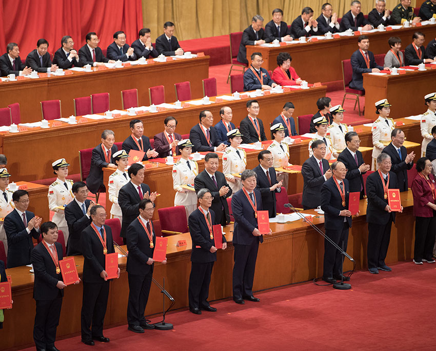 12月18日，慶祝改革開放40周年大會在北京人民大會堂隆重舉行。中共中央總書記、國家主席、中央軍委主席習(xí)近平在大會上發(fā)表重要講話。這是習(xí)近平等為獲得改革先鋒稱號人員代表頒獎(jiǎng)。 新華社記者 燕雁 攝