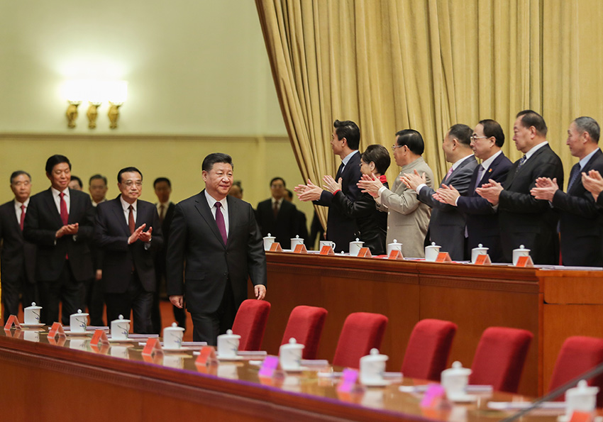 12月18日，慶祝改革開放40周年大會(huì)在北京人民大會(huì)堂隆重舉行。中共中央總書記、國(guó)家主席、中央軍委主席習(xí)近平在大會(huì)上發(fā)表重要講話。這是習(xí)近平、李克強(qiáng)、栗戰(zhàn)書、汪洋、王滬寧、趙樂際、韓正、王岐山等領(lǐng)導(dǎo)同志步入會(huì)場(chǎng)。 新華社記者 謝環(huán)馳 攝