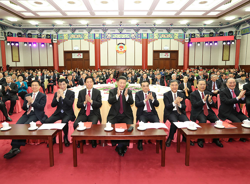 12月29日，全國(guó)政協(xié)在北京舉行新年茶話會(huì)。黨和國(guó)家領(lǐng)導(dǎo)人習(xí)近平、李克強(qiáng)、栗戰(zhàn)書、汪洋、王滬寧、趙樂際、韓正、王岐山出席茶話會(huì)並觀看演出。新華社記者 黃敬文 攝