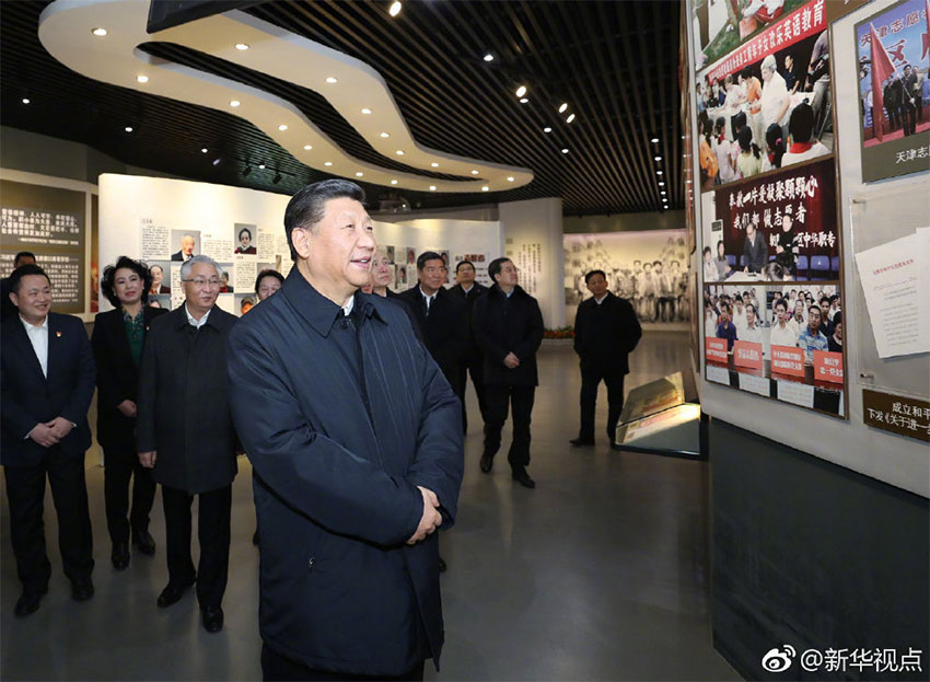 1月17日，中共中央總書記、國家主席、中央軍委主席習(xí)近平在天津考察調(diào)研。這是習(xí)近平在天津市和平區(qū)新興街朝陽裡社區(qū)察看社區(qū)志願服務(wù)展館。 新華社記者 鞠鵬 攝