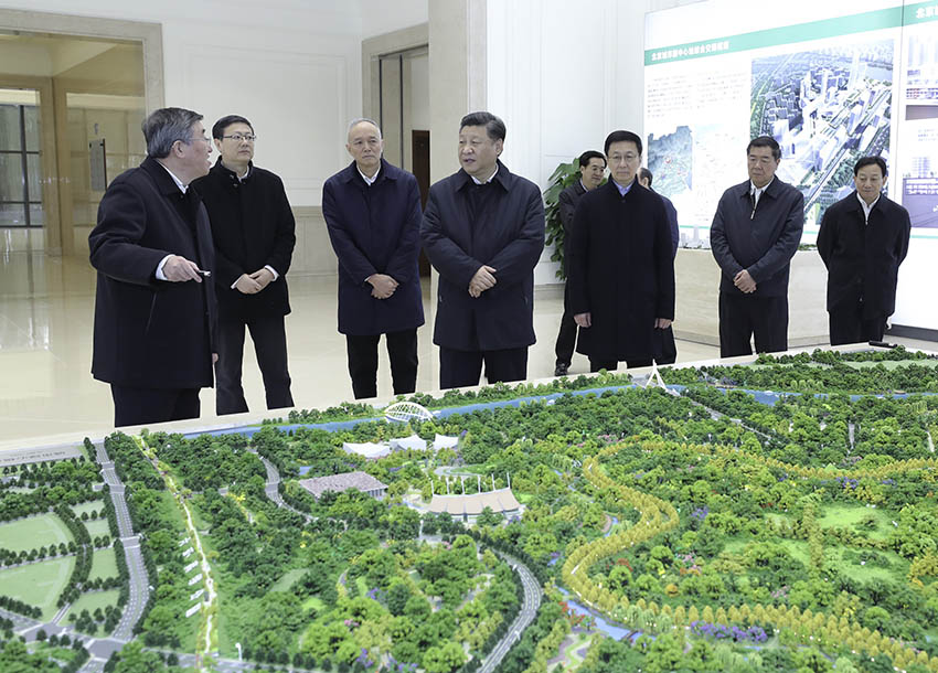 1月16日至18日，中共中央總書記、國家主席、中央軍委主席習近平在京津冀考察，主持召開京津冀協(xié)同發(fā)展座談會並發(fā)表重要講話。這是1月18日上午，習近平在北京城市副中心市委辦公樓主樓詳細了解副中心重大工程項目規(guī)劃建設情況。 新華社記者 鞠鵬 攝