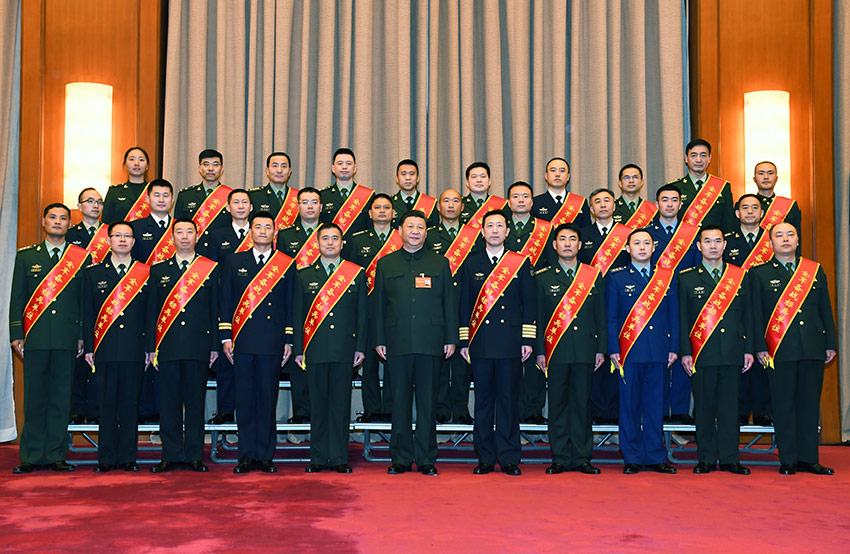 1月4日，中央軍委軍事工作會(huì)議在北京召開。中共中央總書記、國家主席、中央軍委主席習(xí)近平出席會(huì)議並發(fā)表重要講話。這是會(huì)前，習(xí)近平親切接見全軍備戰(zhàn)標(biāo)兵單位代表和標(biāo)兵個(gè)人，同他們合影留念。 新華社記者 李剛 攝