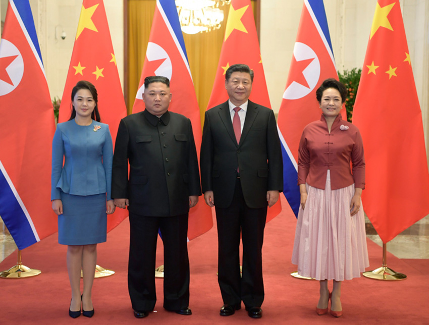 1月8日，中共中央總書記、國家主席習近平同當日抵京的朝鮮勞動黨委員長、國務委員會委員長金正恩舉行會談。會談前，習近平在人民大會堂北大廳為金正恩舉行歡迎儀式。這是習近平和夫人彭麗媛同金正恩和夫人李雪主合影。 新華社記者 李學仁 攝