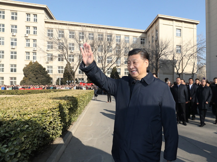 1月17日，中共中央總書記、國家主席、中央軍委主席習(xí)近平在天津考察調(diào)研。這是習(xí)近平在天津南開大學(xué)向?qū)W生揮手致意。 新華社記者 鞠鵬 攝
