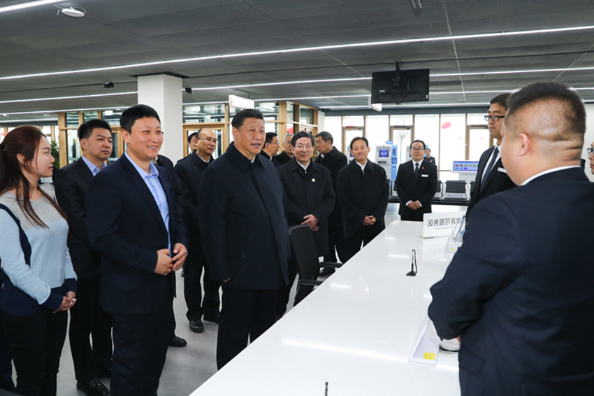 1月16日，中共中央總書記、國家主席、中央軍委主席習近平在河北雄安新區(qū)考察調研。這是習近平在雄安新區(qū)政務服務中心同工作人員和辦事群眾親切交談。 新華社記者 謝環(huán)馳 攝