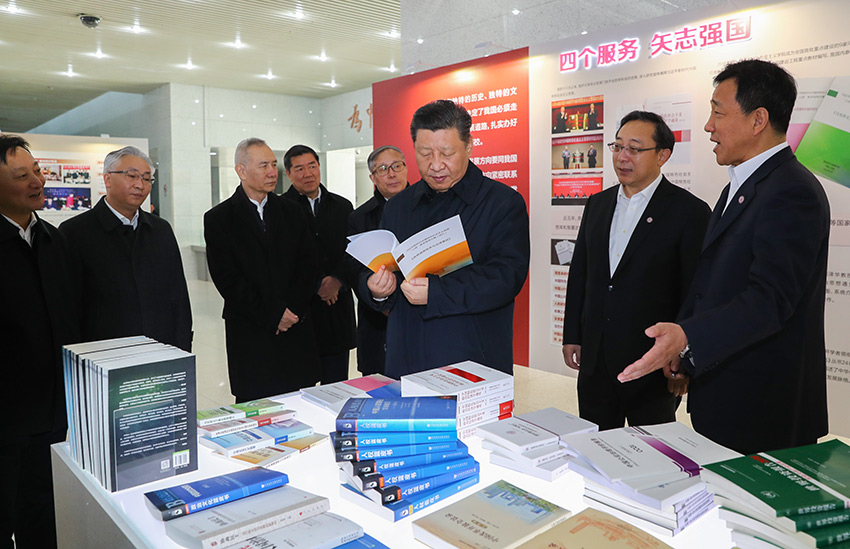 1月16日至18日，中共中央總書記、國家主席、中央軍委主席習近平在京津冀考察，主持召開京津冀協(xié)同發(fā)展座談會並發(fā)表重要講話。這是1月17日上午，習近平在天津南開大學參觀校史展覽。 新華社記者 謝環(huán)馳 攝