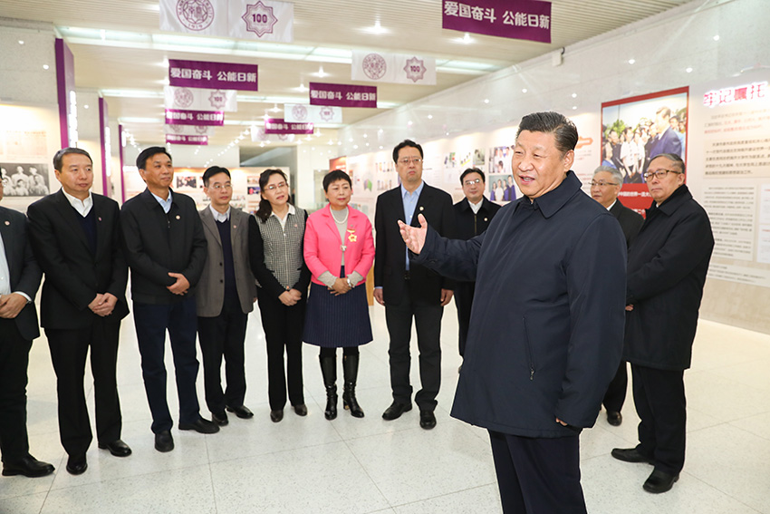 1月16日至18日，中共中央總書記、國(guó)家主席、中央軍委主席習(xí)近平在京津冀考察，主持召開京津冀協(xié)同發(fā)展座談會(huì)並發(fā)表重要講話。這是1月17日上午，習(xí)近平在天津南開大學(xué)同部分院士、專家及中青年教師代表進(jìn)行交流。 新華社記者 謝環(huán)馳 攝
