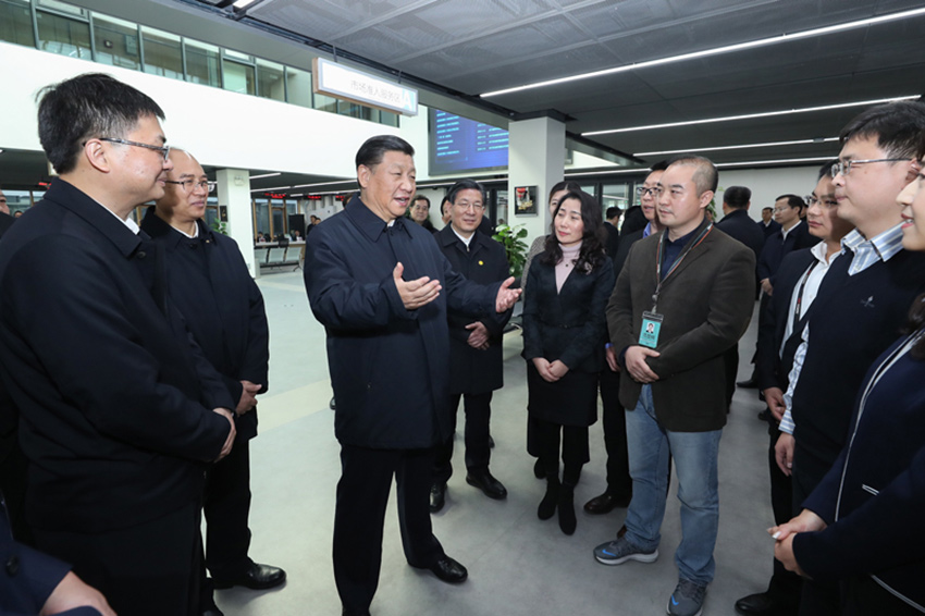1月16日，中共中央總書記、國家主席、中央軍委主席習近平在河北雄安新區考察調研。這是習近平在雄安新區政務服務中心同部分進駐雄安新區的企業代表親切交談。 新華社記者 鞠鵬 攝