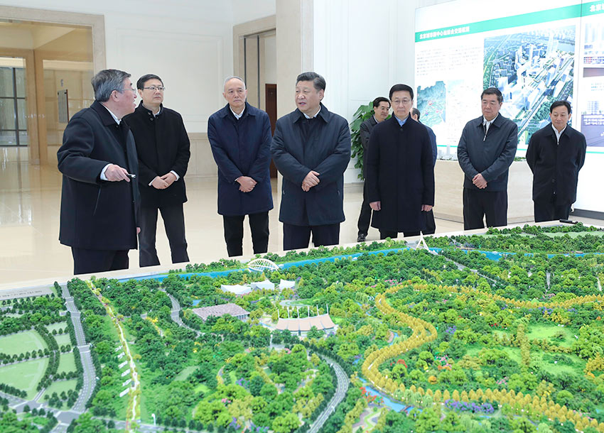 1月16日至18日，中共中央總書記、國家主席、中央軍委主席習(xí)近平在京津冀考察，主持召開京津冀協(xié)同發(fā)展座談會(huì)並發(fā)表重要講話。這是1月18日上午，習(xí)近平在北京城市副中心市委辦公樓主樓詳細(xì)了解副中心重大工程項(xiàng)目規(guī)劃建設(shè)情況。 新華社記者 鞠鵬 攝